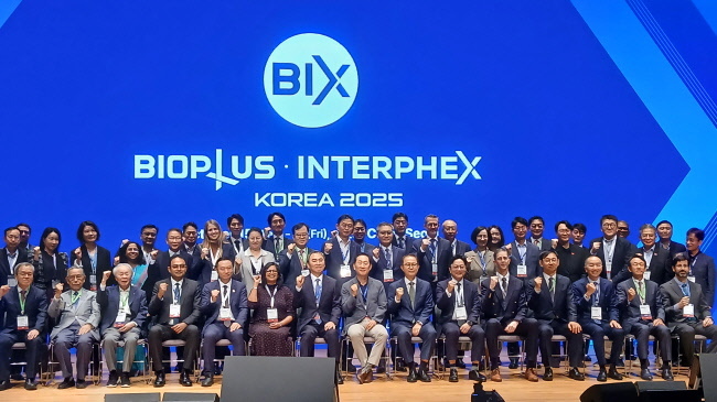 '바이오플러스 인터펙스 코리아 2025' 15일 개막식에서 주요 관계자들이 단체 사진을 찍고 있다.(사진=홍경의 기자)