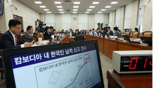 박정현 더불어민주당 의원이 14일 서울 여의도 국회에서 열린 행정안전위원회의 행정안전부 등 국정감사에서 캄보디아 내 한국인 납치 신고 관련 질의를 하고 있다.(사진=뉴시스 제공)