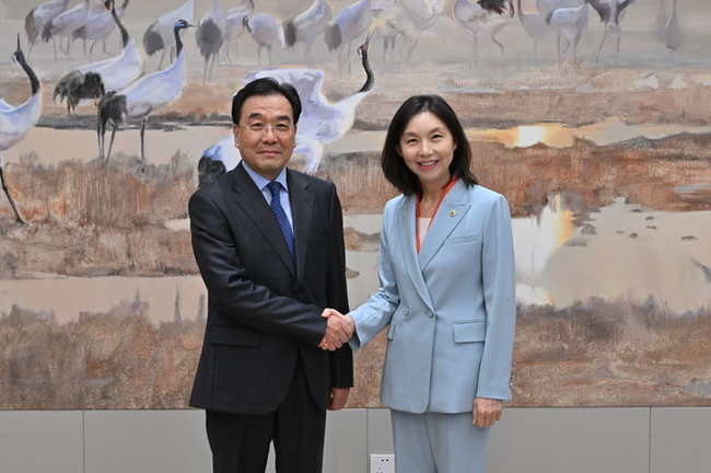 최호정 의장 장쑤성 당서기와 MOU 체결 후 악수하는 모습. (사진=서울시의회 제공)