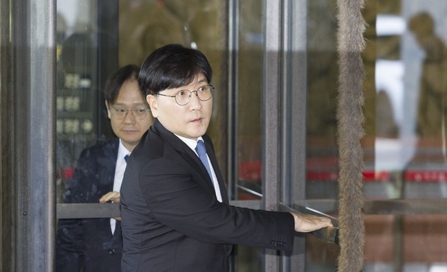  이재근 SK그룹 최태원 회장 측 변호사가 16일 서울 서초구 대법원에서 열린 최 회장과 노 관장 간 이혼소송 상고심 선고 공판을 마치고 밖으로 나서고 있다. (사진=뉴시스 제공)