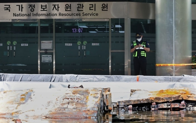 지난 1일 오후 대전 유성구 국가정보자원관리원 화재현장에 설치된 외부 냉각 침수조의 리튬이온 배터리에서 화학작용으로 인한 기포가 올라오고 있다. (사진=뉴시스 제공)