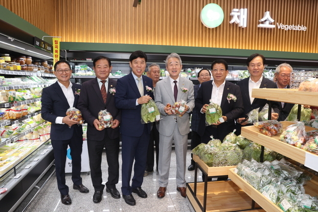 10월 14일 칠곡농협 하나로마트 준공을 축하하며 기념촬영을 하고 있다. 강호동 농협중앙회장(왼쪽에서 4번째) (사진=농협중앙회 제공)
