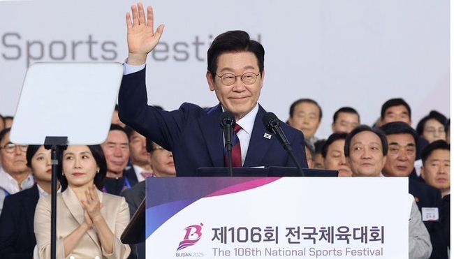 이재명 대통령이 지난 17일 부산아시아드주경기장에서 열린 제106회 전국체육대회 개막식에서 인사하고 있다. (대통령실통신사진기자단)/사진=뉴시스 제공