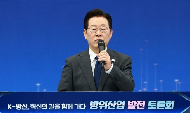  이재명 대통령이 20일 경기 고양시 일산서구 킨텍스에서 열린 방위산업 발전 토론회에서 발언하고 있다. (사진=뉴시스 제공)