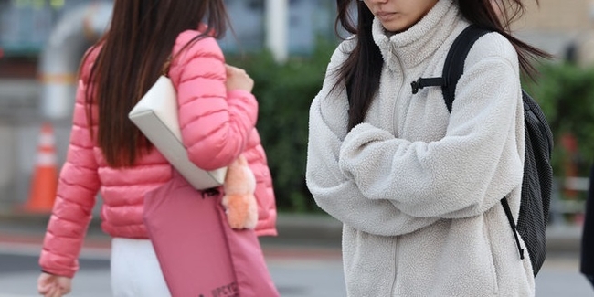 북쪽의 찬 공기 유입으로 전국 대부분 지역의 아침 기온이 급격히 떨어진 지난 20일 오전 서울 종로구 세종대로 사거리에서 두꺼운 외투를 입은 시민들이 발걸음을 재촉하고 있다.(사진=뉴시스 제공)
