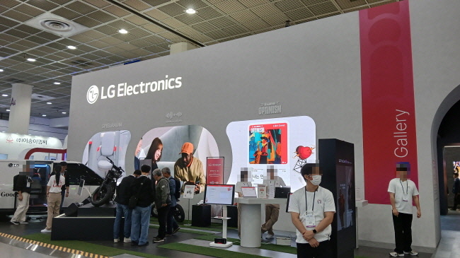 LG전자도 'LG AI 갤러리(LG AI Gallery)'를 테마로 한 900㎡ 규모의 전시관에서 공감지능이 적용된 혁신 제품과 기술을 대거 선보인다.(사진=홍경의 기자)