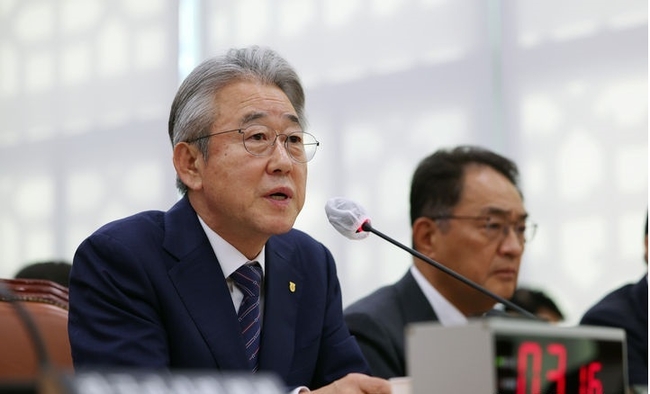 강호동 농협중앙회장이 24일 오전 서울 여의도 국회 농림축산식품해양수산위원회에서 열린 농협중앙회-한국마사회 등에 대한 국정감사에서 질의에 답하고 있다.(사진=뉴시스 제공)