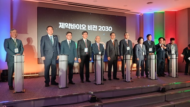 24일 한국제약바이오협회 창립 80주년 기념식에 참석한 주요 관계자들이 '제약바이오 2030 비전'을 선포하고 있다.(사진=홍경의 기자)