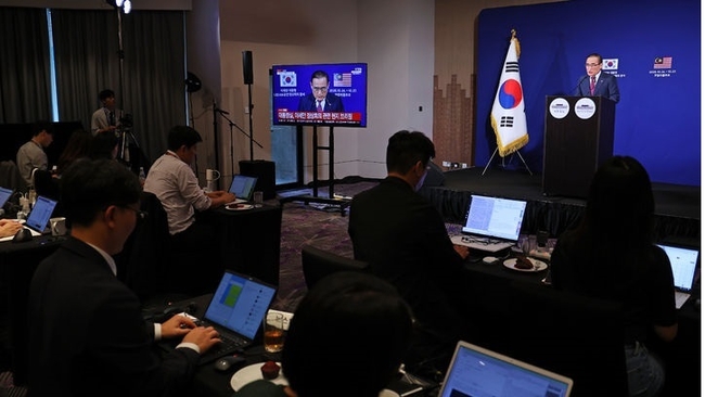 위성락 국가안보실장이 26일(현지 시간) 말레이시아 쿠알라룸푸르의 한 호텔에 마련된 한국 기자단 프레스센터에서 아세안 정상회의 관련 브리핑을 하고 있다. (사진=뉴시스 제공)