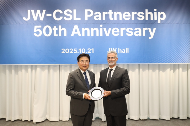 JW중외제약은 글로벌 제약사 CSL 비포(CSL Vifor)와의 파트너십 50주년을 맞아 지난 21일 경기도 과천시 소재 JW사옥에서 기념식을 개최했다. 신영섭 JW중외제약 대표(왼쪽)이 안토니우 주르당(Antonio Jordao) CSL 비포 글로벌 파트너 비즈니스 총괄에게 감사패를 전달하고 있다.(사진= JW중외제약 제공)