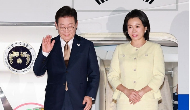 아세안 정상회의 일정을 마친 이재명 대통령과 김혜경 여사가 27일 경기 성남 서울공항에 도착해 인사하고 있다.(사진=뉴시스 제공)