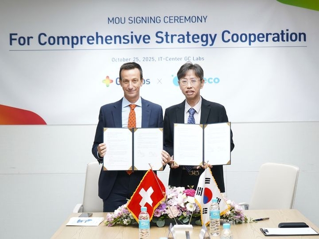  MOU 기념사진 촬영 중인 리카르도 트리운포 인페코 대표(왼쪽), 이상곤 GC녹십자의료재단 대표원장(오른쪽)  (사진=GC녹십자의료재단 제공)