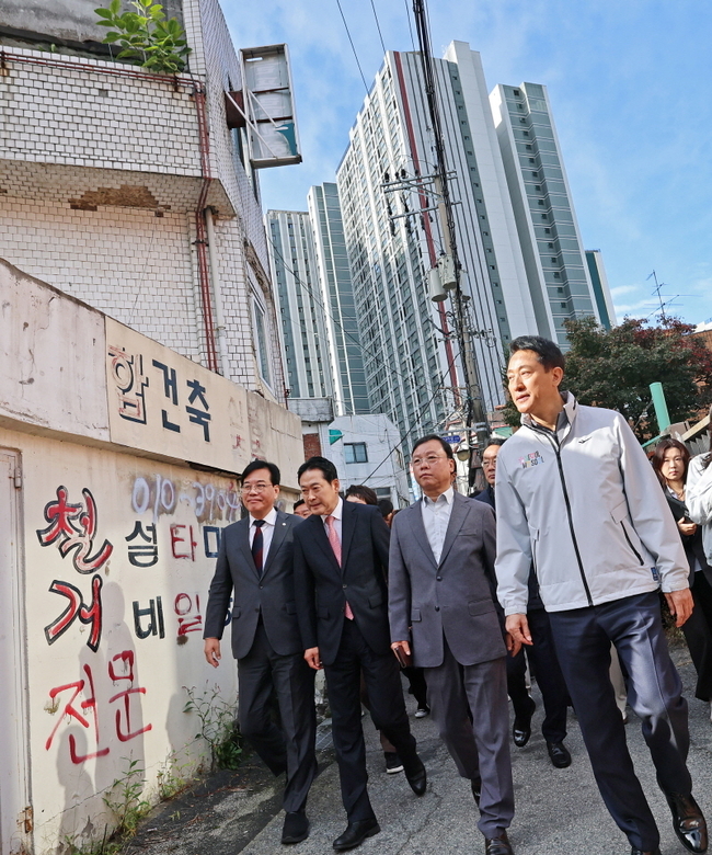 장동혁(왼쪽 두 번째) 국민의힘 대표와 송언석 원내대표, 오세훈(오른쪽) 서울시장이 지난 24일 오전 서울 노원구 상계5 재정비촉진구역에서 열린 부동산 대책 현장 회의에 참석하고 있다. (사진=뉴시스 제공)