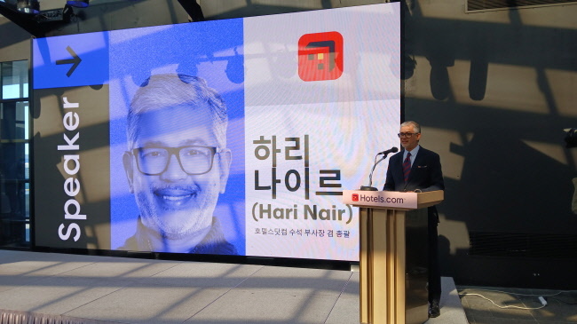 하리 나이르 호텔스닷컴 수석 부사장 겸 총괄이 연례 글로벌 인사이트 보고서 ‘언팩 ’26(Unpack ’26)’을 발표하고 있다. (사진=홍경의 기자)