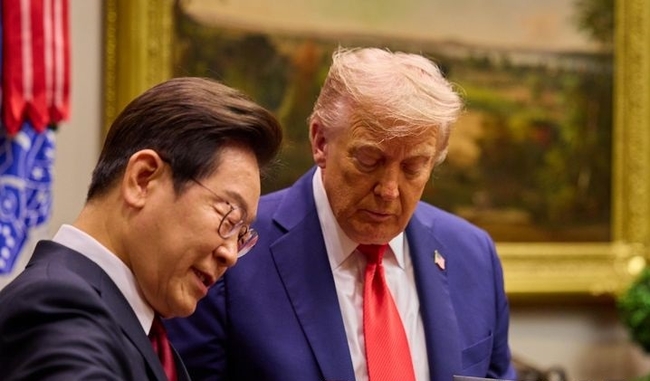  이재명 대통령이 지난 8월 25일(현지 시간) 미국 워싱턴DC 백악관에서 열린 한미 정상회담에서 도널드 트럼프 미국 대통령에게 방명록 작성 때 사용한 만년필을 선물하고 있다. (사진=뉴시스 제공)