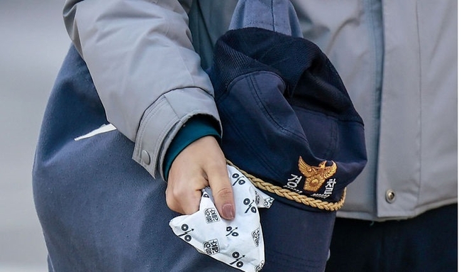 추운 날씨가 이어진 지난 28일 서울 종로구 광화문네거리에서 한 경찰관이 핫팩을 손에 쥐고 있다. (사진=뉴시스 제공)