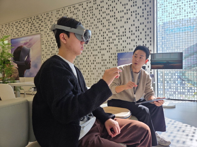 삼성스토어 홍대에서 헤드셋 형태의 모바일 기기 '갤럭시 XR'을 체험하는 모습(사진=뉴시스 제공)