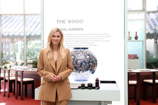  27일 LG생활건강 더후 아트 헤리티지 라운지 행사장을 방문한 니키 힐튼(사진=LG생활건강 제공)