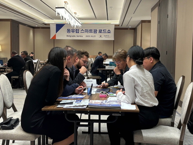 농식품부와 코트라는 10월 27일부터 4일간 ‘2025 동유럽 스마트팜 로드쇼’의 일환으로 현지에서 스마트팜 수출 포럼·상담회를 개최했다. 세르비아 베오그라드에서 진행된 1:1 비즈니스 상담회에서 참가기업과 바이어 간 수출상담이 진행되는 모습.(사진=코트라 제공)