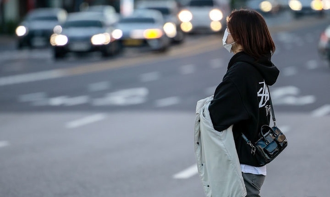 추운 날씨가 이어진 지난 28일 서울 종로구 광화문네거리에서 한 시민이 옷으로 손을 감싼 채 이동하고 있다. (사진=뉴시스 제공)