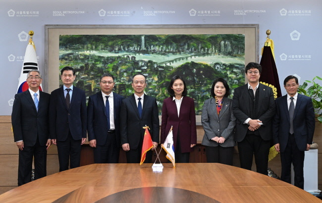 상하이인대 대표단과 면담 후 기념 좌측에서 다섯 번째 최호정 의장, 박춘선 의원(여섯번째), 김동욱 의원 (일곱번쨰)/(사진=서울시의회 제공)