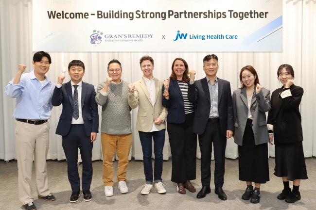 JW생활건강은 뉴질랜드 신발 탈취 브랜드 ‘그랜즈레미디(Gran’s Remedy)’ 개발사 엔데버헬스컨슈머리미티드(Endeavour Health Consumer Limited)와 중장기 파트너십 강화 방안을 논의했다. (왼쪽 넷째부터) 엔데버헬스컨슈머리미티드 벤저민 컬 마케팅 총괄, 켈리 뒤 프리즈 글로벌 주요 거래처 담당 매니저, 윤성훈 JW생활건강 유통전략사업본부장과 임직원들이 기념촬영을 하고 있다.(사진=JW생활건강 제공)
