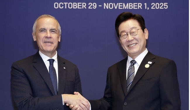 이재명 대통령과 마크 카니 캐나다 총리가 30일 경북 경주시 한 호텔에서 한-캐나다 정상회담 기념촬영을 하고 있다.(사진=뉴시스 제공)