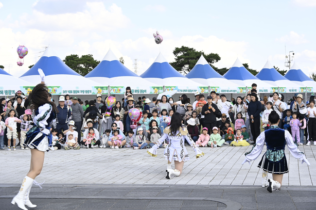 YES! 키즈존에서 응원 퍼포먼스를 보인 계명대학교 응원단 '비사응원단'