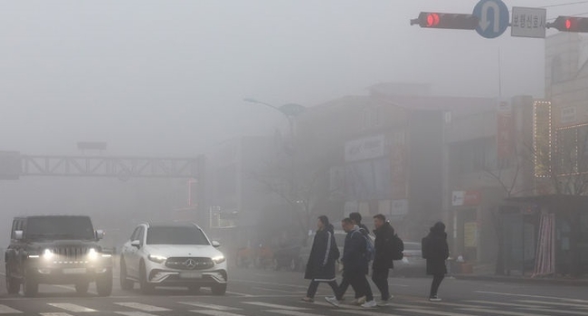 지난 1월 22일 인천 중구 인천항 연안여객터미널 앞 도로에서 차량들이 전조등을 켠채 운행하고 있다.(사진=뉴시스 제공)
