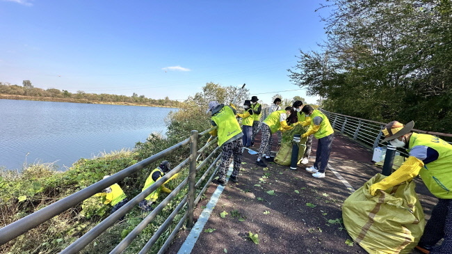 KGM 사내 임직원 봉사단 ‘네바퀴동행’이 지역사회 공헌활동의 일환으로 환경정화 봉사 활동을 펼쳤다.(사진=KGM  제공)