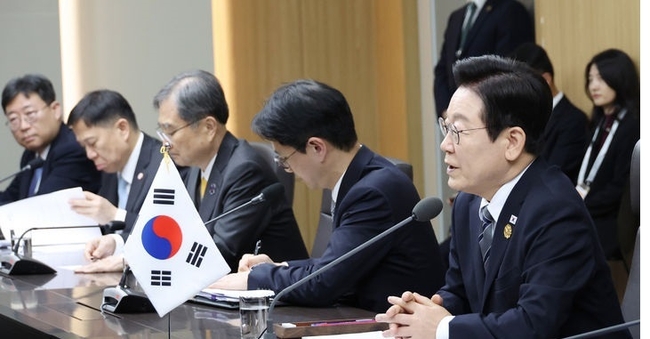 이재명 대통령이 30일 경북 경주 APEC 정상회의장에서 열린 크리스토퍼 럭슨 뉴질랜드 총리와 한-뉴질랜드 양자회담에서 발언하고 있다. (대통령실통신사진기자단) /(사진=뉴시스 제공)