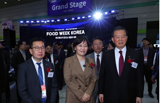  송미령 농림축산식품부 장관이 29일 서울 강남구 코엑스에서 열린 '2025 푸드위크 코리아' 개막식을 마친 후 관람 부스로 이동하고 있다. 왼쪽부터 조상현 코엑스 대표이사, 송 장관, 홍문표 한국농수산식품유통공사 사장. (사진=뉴시스 제공)