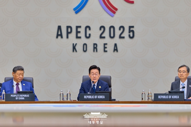 이재명 대통령이 1일 경상북도 경주시에 있는 경주화백컨벤션센터(Hwabaek International Convention Center, HICO)에서 열린 2025 APEC(Asia-Pacific Economic Cooperation, 아시아태평양 경제협력체) 정상회의 '리트리트'(Retreat) 세션에서 발언하고 있다. (사진=대통령실 제공)