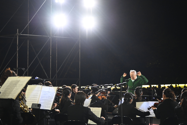 ‘Re:화원 숲속 음악회’ 금난새 지휘자가 이끄는 뉴월드 필하모닉 오케스트라의 공연