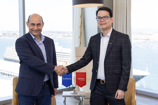 Mr. Hoang Dinh Hai Truyen, Representative of Viettel High Technology Industries Corporation and Mr. Durga Malladi, Senior Vice President and General Manager, Mobility and Infrastructure, Qualcomm Technologies.