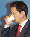  물을 마시는 천정배 의원