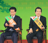 정동영 과 정세균 스마트폰 들고 결과가 궁금하네!