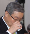  물을 마시는 김성환 총리 지명자