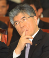 의원들의 질의를 듣고 있는 김중수 한국은행 총재