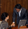 동료의원 손잡아주는 박근혜