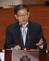 질문에 답하는 김황식 총리