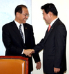 악수하는 한나라당 민주당 원내대표 