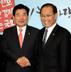 악수하는 한나라당 민주당 원내대표 