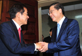 김황식 총리와 홍준표 대표의 악수 