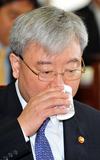 물 마시는 김석동 금융위원회 위원장