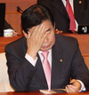 생각에 잠긴 김진표 원내 대표