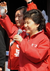 ‘선거의 여왕’ “박근혜의 힘”<br>활짝 웃은 새누리 침동한 야권연대