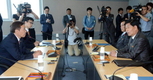 남북 실무대표 “악수도 안 나누고 기싸움”