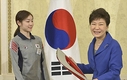 朴대통령, 오찬서 김연아에게 선물받고 대표선수들 격려