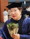 엄앵란, 반세기 만에 숙대 명예졸업식.. 감동의 학사모